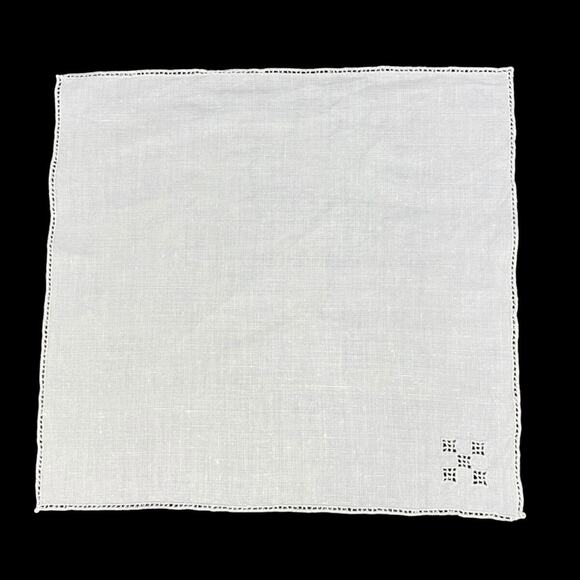 Napkins Set Of 4 Vintage White Cloth Detailed Corner Edge Cutwork 11" Square - Picture 6 of 7